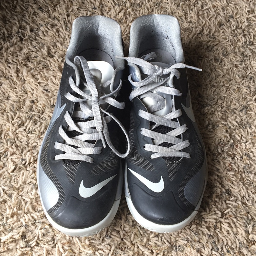 Nike hyperfuse tennis shoes.